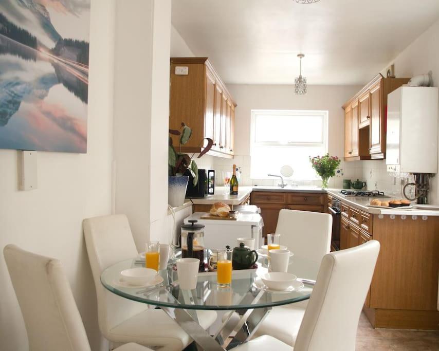 City Centre 4 Bedroom House ウィンチェスター エクステリア 写真