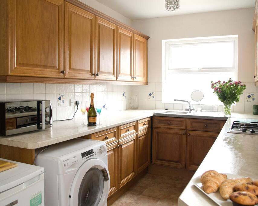 City Centre 4 Bedroom House ウィンチェスター エクステリア 写真