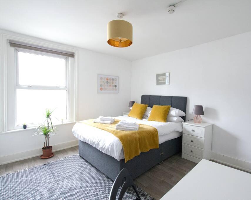 City Centre 4 Bedroom House ウィンチェスター エクステリア 写真