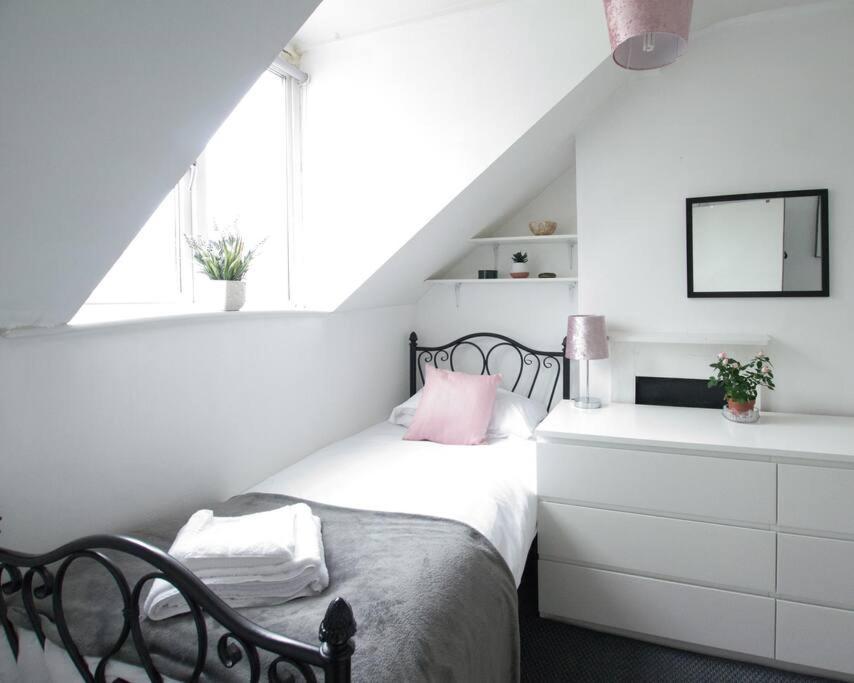 City Centre 4 Bedroom House ウィンチェスター エクステリア 写真