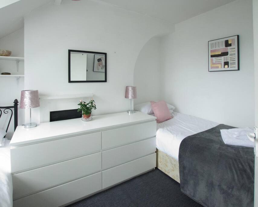 City Centre 4 Bedroom House ウィンチェスター エクステリア 写真