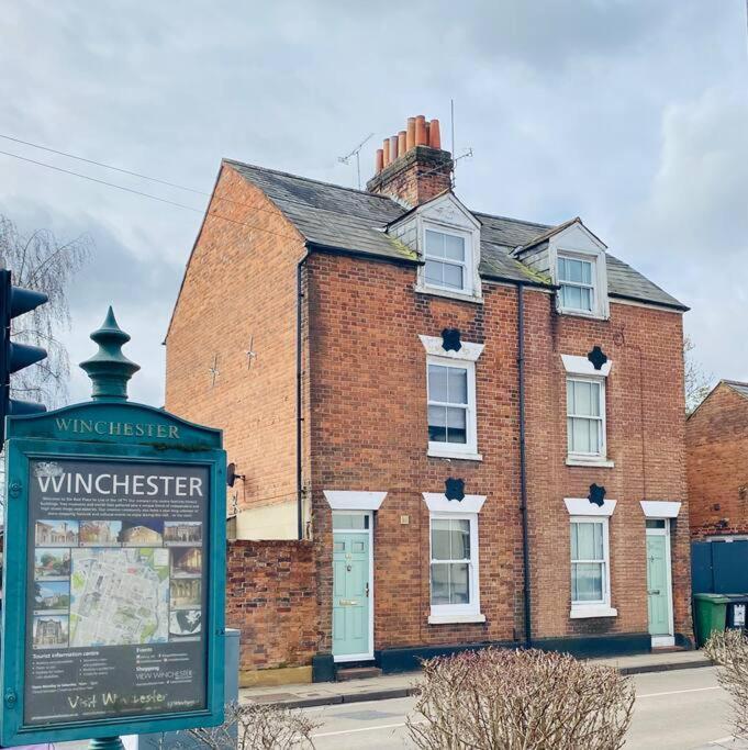 City Centre 4 Bedroom House ウィンチェスター エクステリア 写真