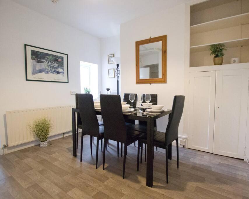 City Centre 4 Bedroom House ウィンチェスター エクステリア 写真